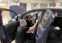 Peritos del OEDI analizan el coche de una víctima en busca de geolocalizadores