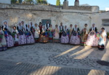 Pinoso colma de flores a su patrona en la ofrenda de flores