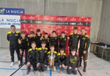 Els jugadors alevins del Monóvar Atlético CF de la temporada 2020 – 2021 arrepleguen el trofeu de campions de Lliga