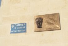L’Ajuntament de Monòver inaugura una placa en homenatge a l’escriptor Antonio Montoro en el carrer que porta el seu nom