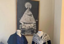 Una pieza del traje típico de Biar comparte sala con obra de Dior o Gaultier