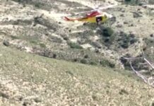 Aparatoso rescate con helicóptero de un joven que se despeñó con su furgoneta unos 150 metros en un barranco en los Chaparrales