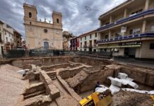 Petrer actúa de emergencia en la excavación de la plaza de Baix tras el corrimiento de un muro romano por las intensas lluvias de estos días