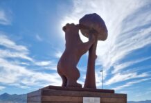 Finaliza la instalación de la réplica del oso y el madroño en la estación AVE de Villena