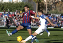 El CD Eldense vuelve a su versión defensiva del principio y se deja los goles en casa (0-3)