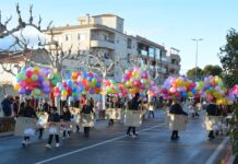 El Pinós celebra un brillante desfile de Carnestoltes