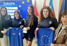 El alumnado del Colegio Sagrada Familia y del IES Monastil se unen para celebrar el Día de Europa con la instalación de puntos informativos en el centro de Elda