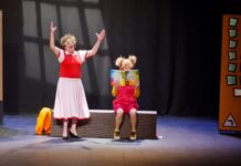 Un millar de niños y niñas de centros escolares de Elda aprenden educación vial a través de una representación infantil en el Teatro Castelar