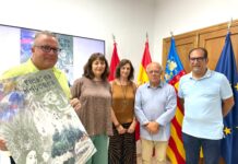 El concejal de fiestas presenta la portada de la revista de las Fiestas Mayores de Elda 2024