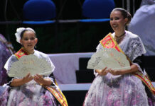 La suerte del abanico convierte a Lucía Sánchez y Soraya Benítez en reinas de las fiestas de Novelda