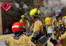 Un incendio en un parking subterráneo de Elda obliga a desalojar un edificio y un restaurante