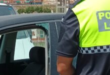 La Policía Local de Elda rescata a un bebé atrapado en un coche en plena  ola de calor