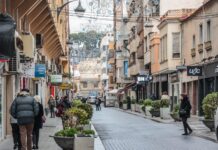 El Ayuntamiento de Elda cierra al tráfico de vehículos una parte de la calle Antonino Vera para impulsar el comercio local y garantizar la seguridad de las personas