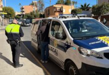 La Policía Local de Elda sanciona a un conductor que iba al volante de un vehículo con el permiso caducado y sin haber pasado la ITV
