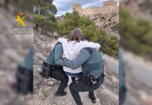 La Guardia Civil auxilia a una senderista herida en una ruta de montaña en Novelda