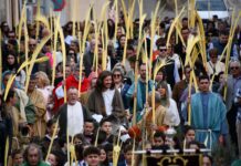 El Domingo de Ramos de El Pinós recupera la tradición de “Els Tribunals”