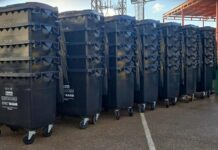 Villena renueva contenedores de basura en el casco urbano