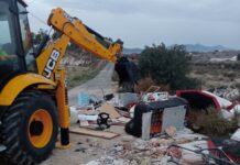 Novelda intensifica los trabajos de limpieza en los contenedores del extrarradio