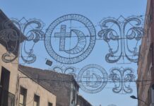 Villena instala los arcos de luces para fiestas de Moros y Cristianos