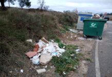 La Policía Local de Villena identifica a las personas que incumplen el depósito de basura en los contenedores