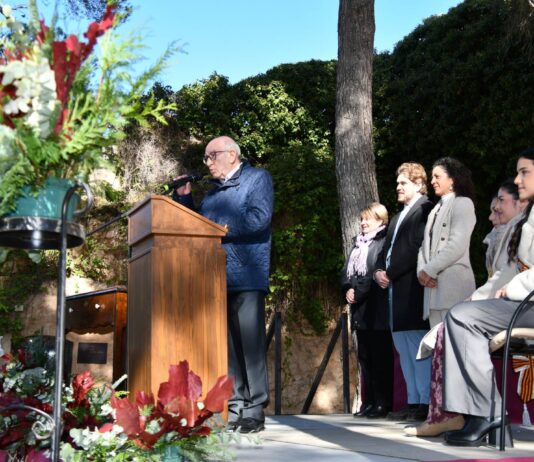 El cura monovero Paco Bernabé, pregono las fiestas del barrio pinosero de Santa Catalina