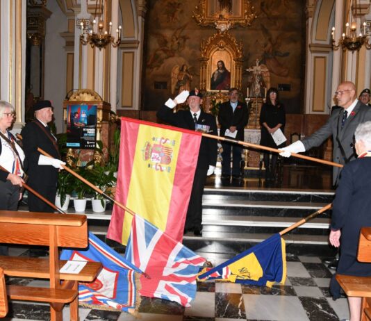 El Pinós rinde homenaje a las víctimas de los conflictos bélicos