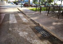 Novelda cambia los imbornales en la Avenida de la Constitución