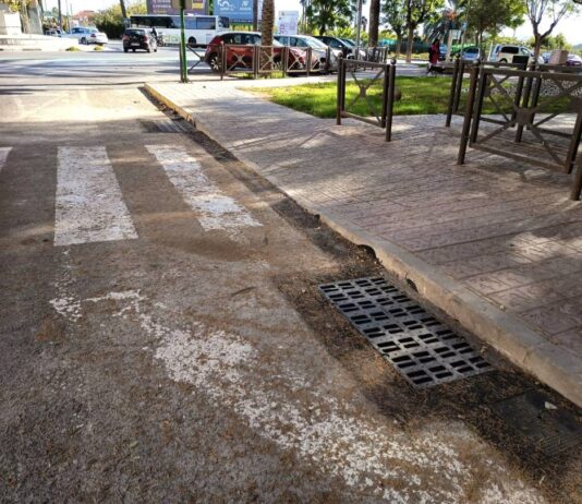 Novelda cambia los imbornales en la Avenida de la Constitución