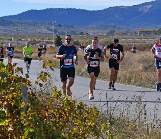 Andrés Micó gana la Media Maratón de El Pinós