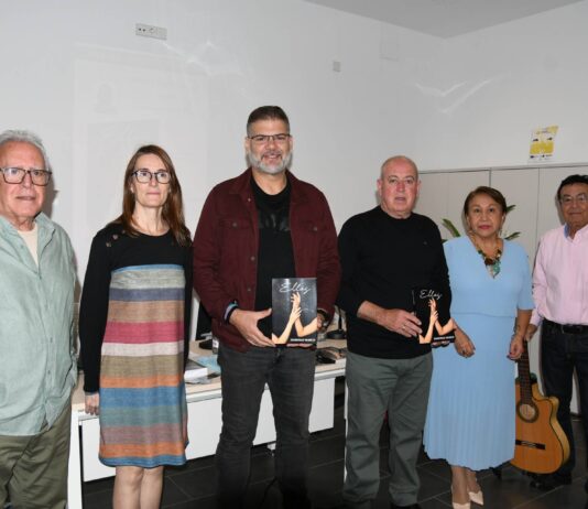 El Pinós acogió la presentación del último libro de Domingo Marco