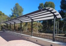 La Romana instala una marquesina en la parada del autobús