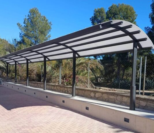 La Romana instala una marquesina en la parada del autobús