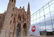 Novelda cierra el Santuario por unas grietas en su torre izquierda
