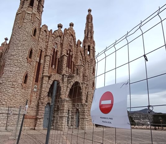Novelda cierra el Santuario por unas grietas en su torre izquierda