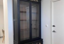 Villena recupera una vitrina de 1896 del antiguo Hospital Municipal