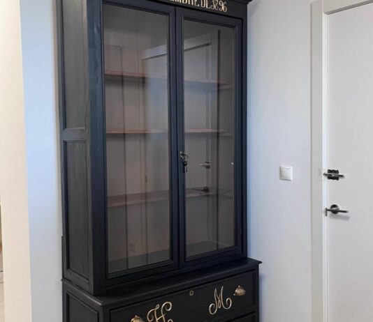 Villena recupera una vitrina de 1896 del antiguo Hospital Municipal