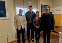 El alcalde de Villena recibe al joven diseñador Lolo Conejero