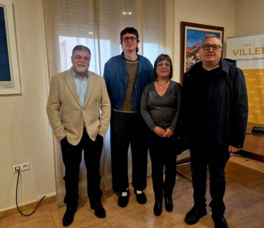 El alcalde de Villena recibe al joven diseñador Lolo Conejero