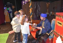 El Pinós recibió al Paje Real a pesar de la lluvia