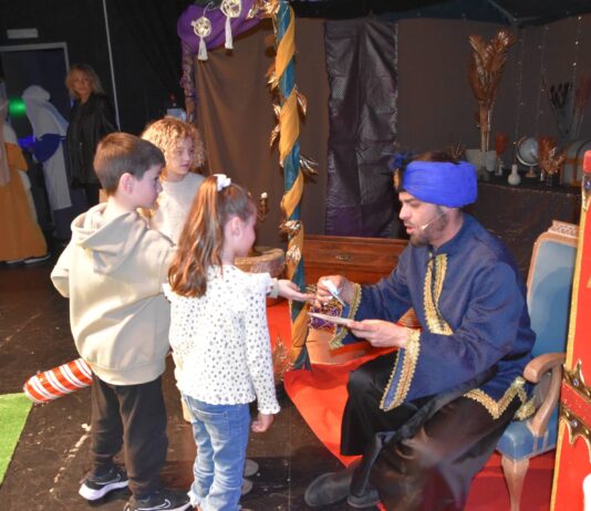 El Pinós recibió al Paje Real a pesar de la lluvia