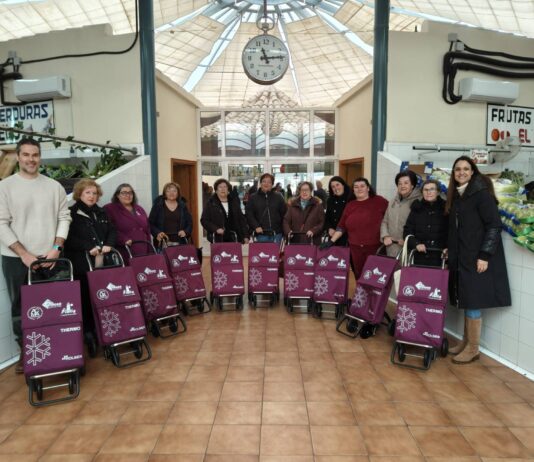 El Mercado de El Pinós entrega los premios de su campaña navideña