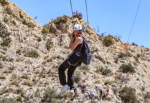 Elda instala una nueva tirolina en las Vías Ferratas de Bolón