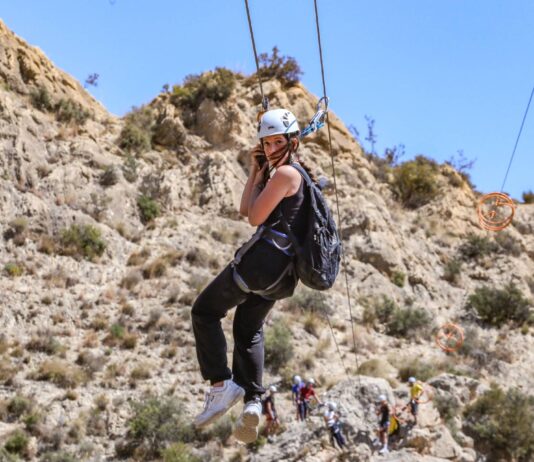 Elda instala una nueva tirolina en las Vías Ferratas de Bolón