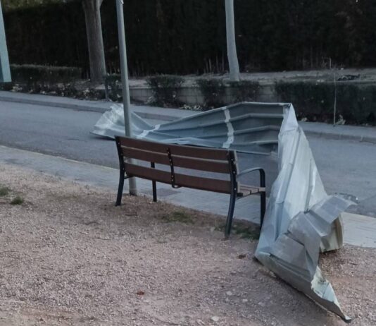 El viento vuelve a causar daños en la cubierta del Pabellón de Villena