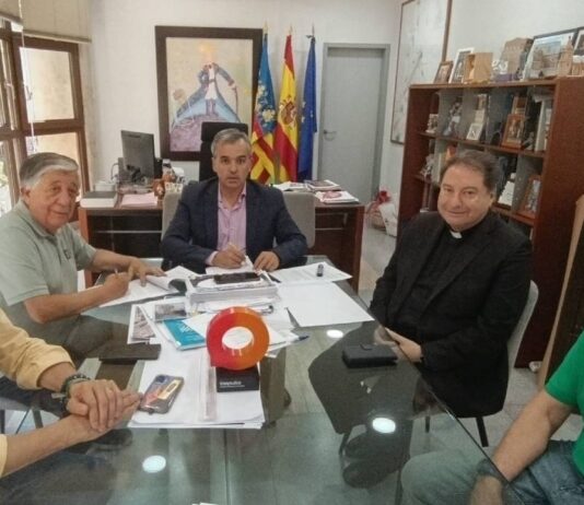 Aspe renueva el convenio con Amigos de la Basílica
