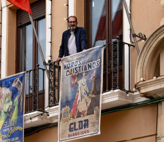Elda celebra los 80 años de sus carteles de Fiestas con una exposición urbana