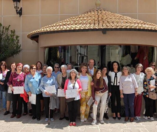 El Pinós homenajea a la memoria de la costura con una exposición