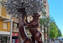 Villena estrena su escultura de “El Oso y el Madroño”