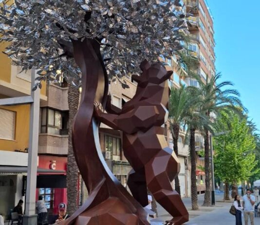 Villena estrena su escultura de “El Oso y el Madroño”