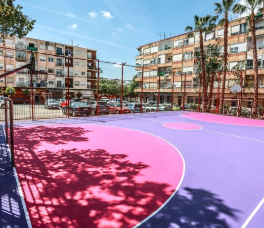 Elda renueva la pista multideportiva de la calle Pablo Picasso